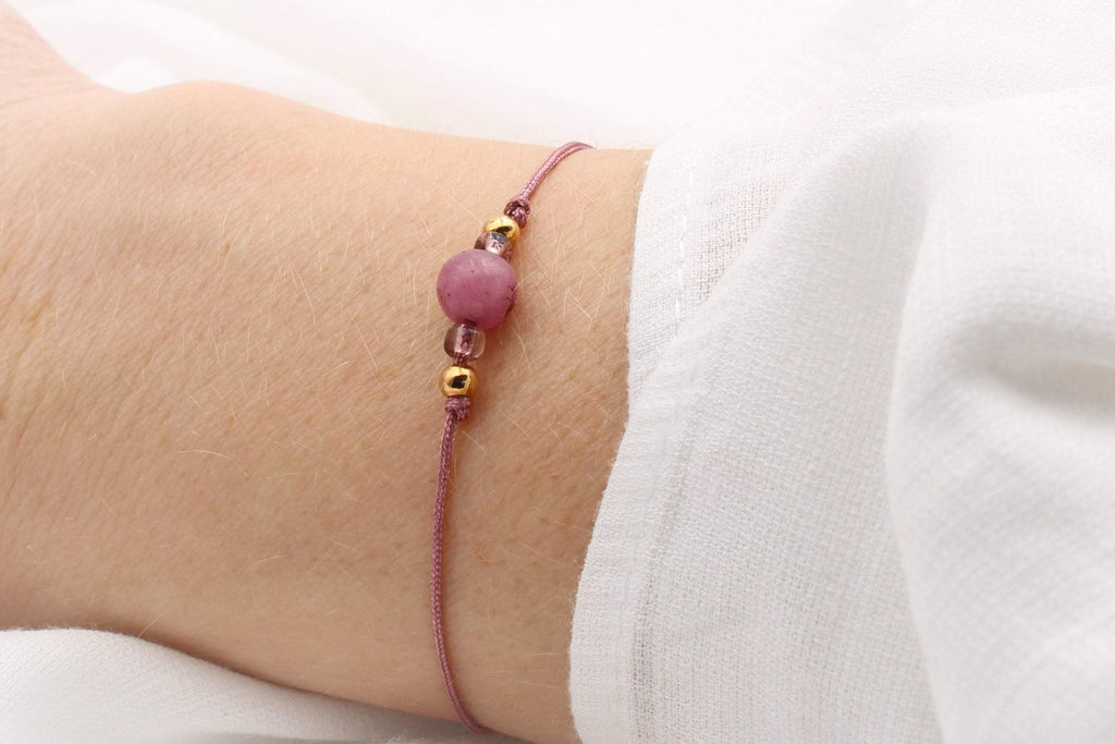 Armband mit Perle Jade Lila am Handgelenk getragen