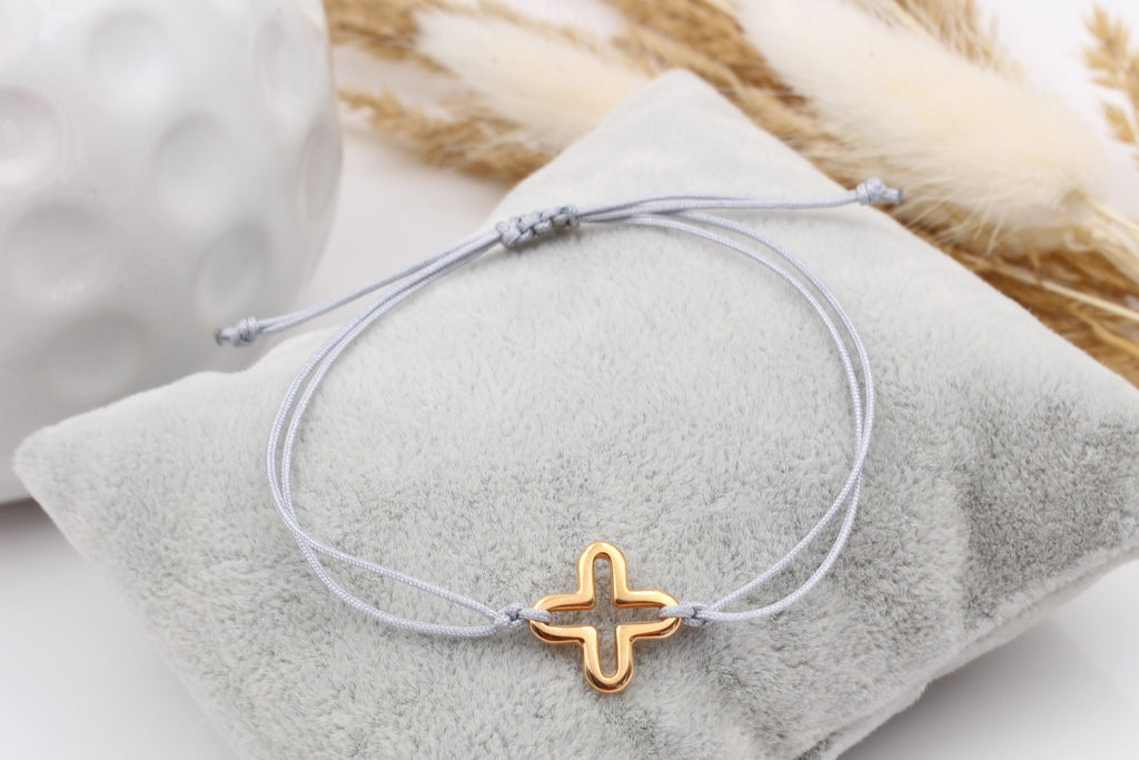 Sommerarmband aus Makramee mit Kreuz