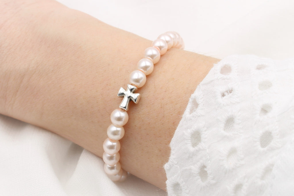 Perlenarmband für Kinder in rosa mit kleinem Kreuz