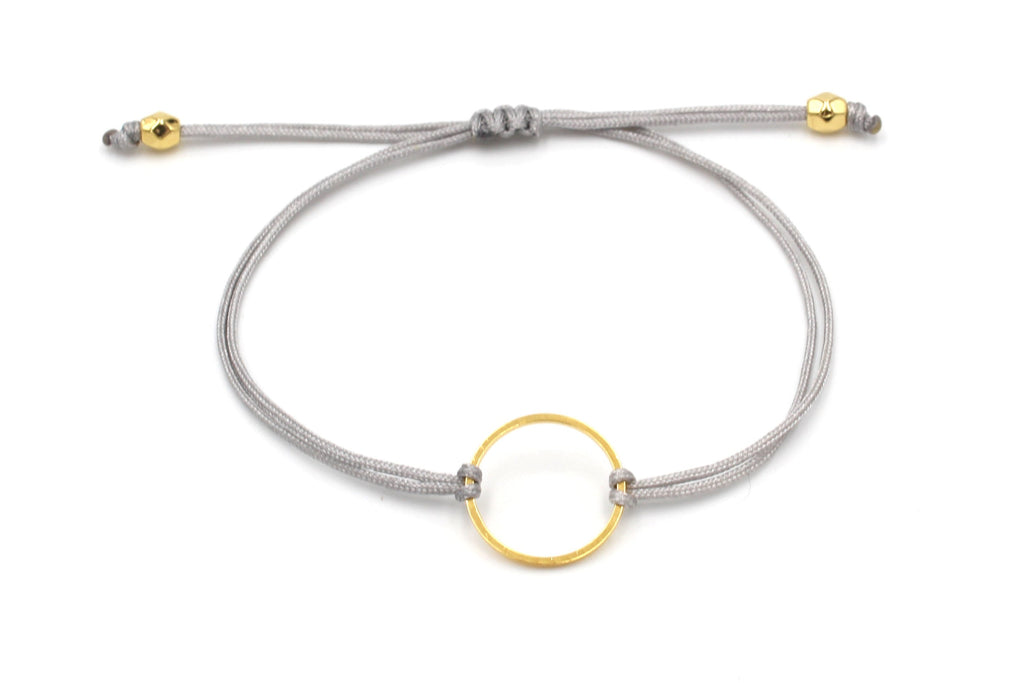 schlichtes Kreisarmband in goldfarben als Geschenkidee für Damen