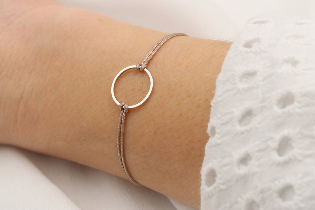 Makramee Armband mit modernem Kreis filigran und verstellbarem Verschluss