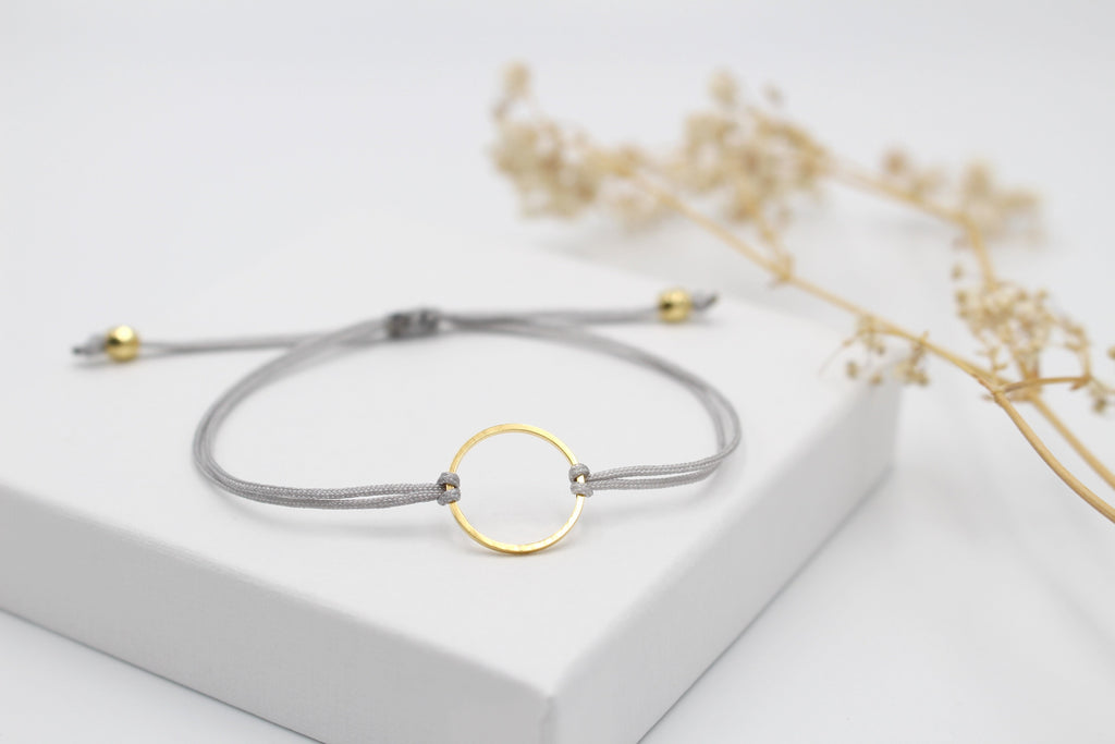 schlichtes Armband aus Makramee mit feinem Kreis Symbol in gold für Frauen