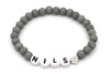 graues Armband mit Perlen und deinem Namen und silberfarbenem Herz neben dem Namen