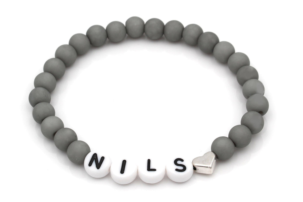 graues Armband mit Perlen und deinem Namen und silberfarbenem Herz neben dem Namen