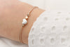 Rosenholz farbenes Mutter Tochter Armband mit 2 Herzen aus 925 Silber und Makramee am Handgelenk der Dame getragen
