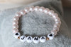 rosa perlmutt farbenes Namensarmband mit 2 Herzen und Perlen in rosegold für Mädchen als personalisiertes Perlenarmband