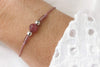 minimalistisches Makramee Armband 2 kleine Perlen 925 Silber brombeere mit Natursteinperle dunkel rose
