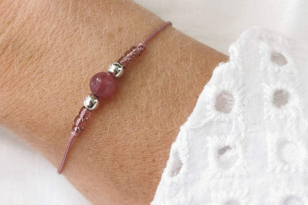 minimalistisches Makramee Armband 2 kleine Perlen 925 Silber brombeere mit Natursteinperle dunkel rose