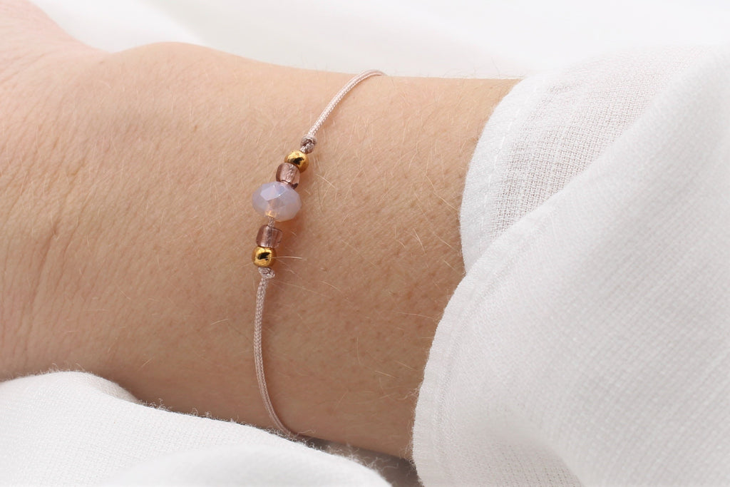 schlichtes Armband mit Facetten Perle in  Rosenholz und rosegold, silber oder goldfarbenen kleinen Perlen am Handgelenk