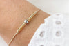 filigranes Makramee Armband kleine Perle 925 Silber und Glasperlen beige am Handgelenk getragen