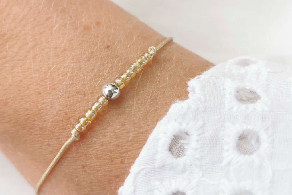 filigranes Makramee Armband kleine Perle 925 Silber und Glasperlen beige am Handgelenk getragen