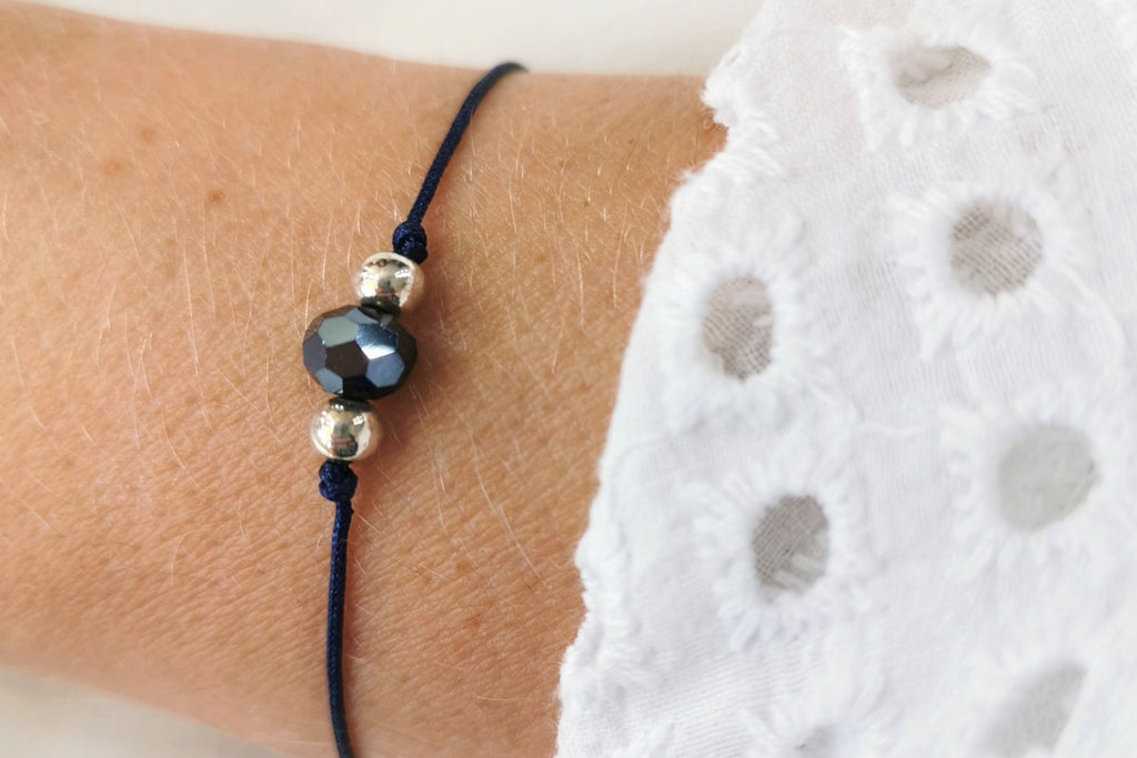 blaues Makramee Armband 2 Perlen 925 Silber am Handgelenk der Frau getragen