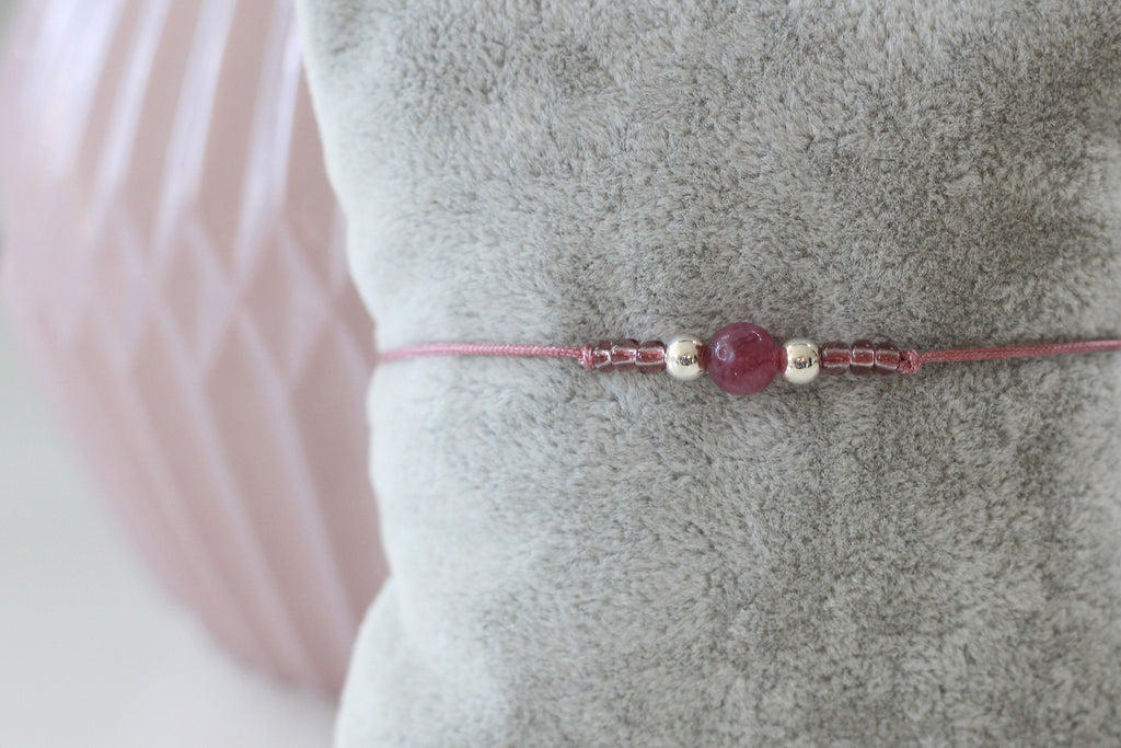 filigranes Armband mit Perlen aus 925 Silber und einer Natursteinperle in altrosa