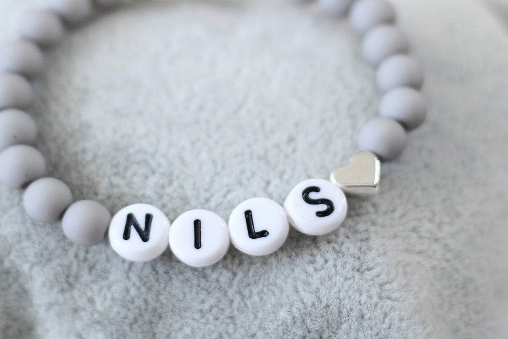 Details Baby Armband mit Name und Herz in silberfarben