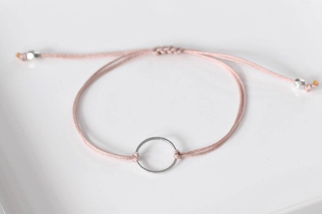 Kreis Armband modern für Damen, minimalistisch und filigran in geometrischer Form