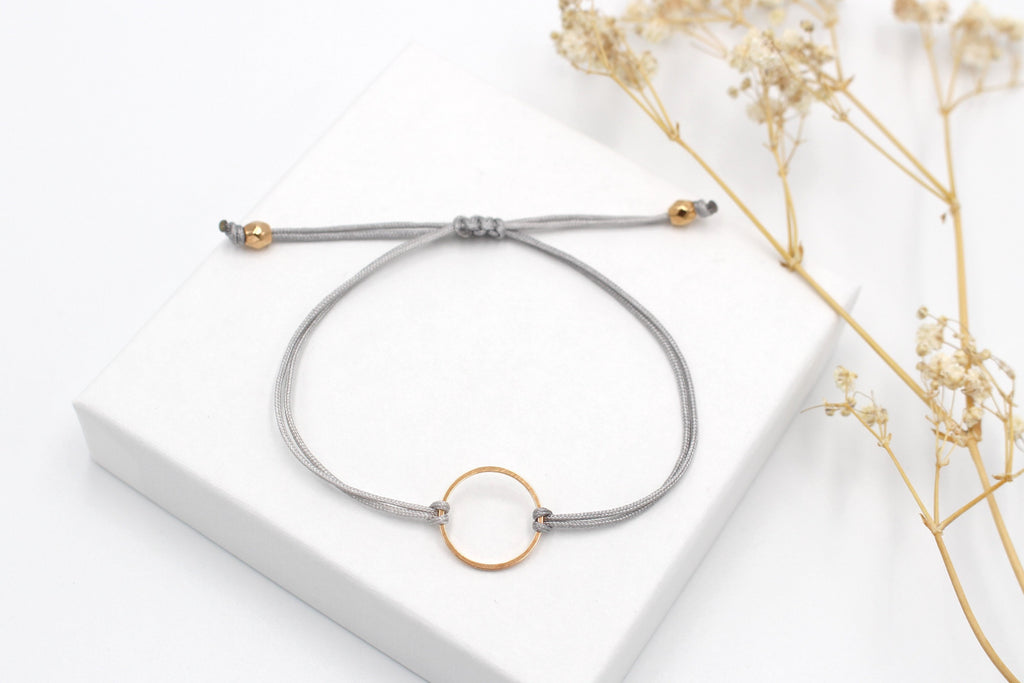 graues Armband Kreis filigran rosegoldfarben und geflochtenem Makramee Verschluss