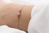 Armband Facettenperle Rosenholz am Handgelenk getragen