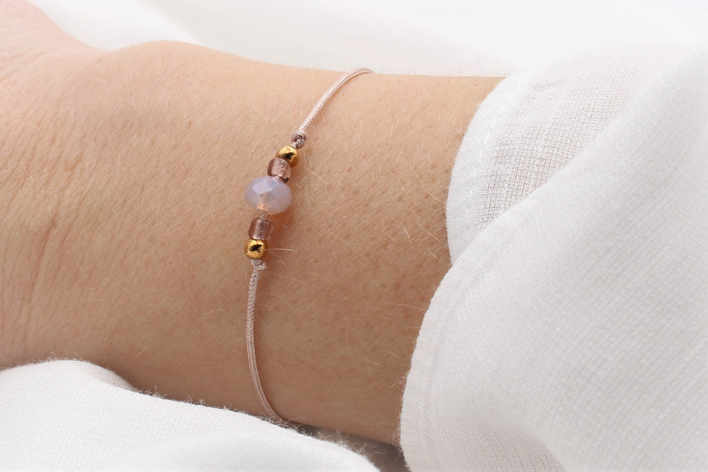 Armband Facettenperle Rosenholz am Handgelenk getragen