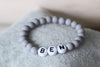 graues Armband mit Namen als Babyarmband oder Symbol für Taufe