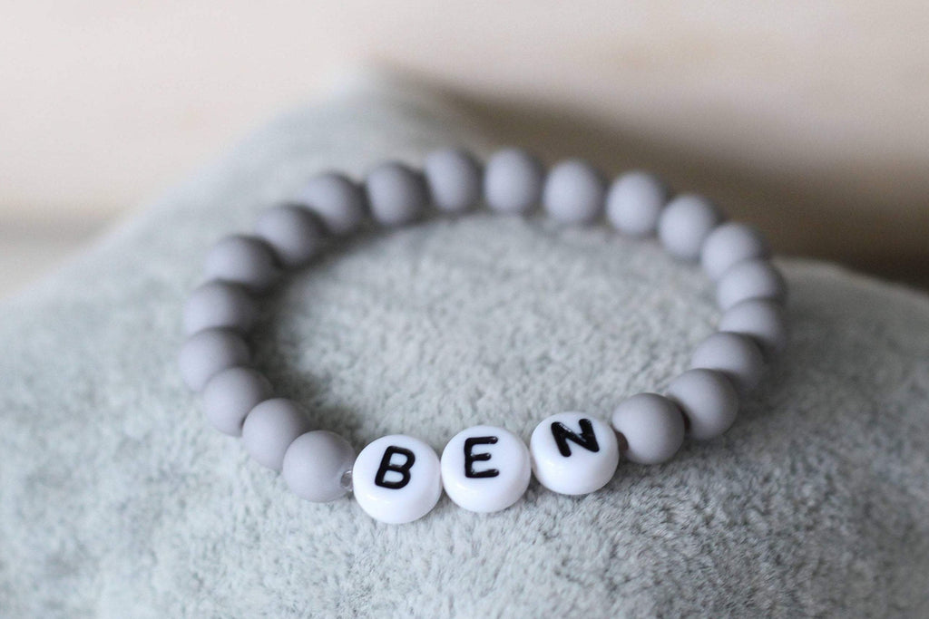 graues Armband mit Namen als Babyarmband oder Symbol für Taufe