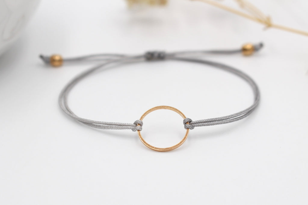 Kreisarmband für Frauen mit Makrameeband nach deiner Farbwahl und kleinen Perlen an den Enden