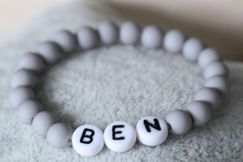 Namensarmband aus Perlen in Grau matt als kleine Geschenkidee für die Einschulung