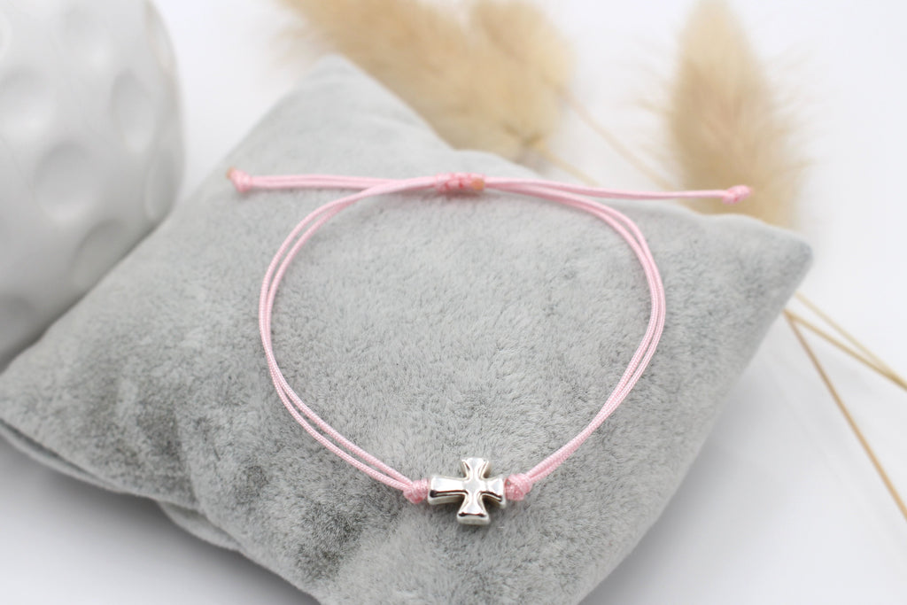 rosa Armband Kreuz in silberfarben und Größen verstellbarem Makramee Verschluss als Kommuniongeschenk für Mädchen