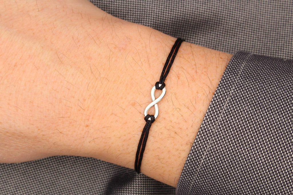 Herren Armband Infinity silber, schwarzes Makramee Armband mit geflochtenem Makramee Verschluss