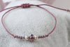 minimalistisches Armband 2 kleine Perlen 925 Silber mit Facettenperle, Makramee Band brombeere