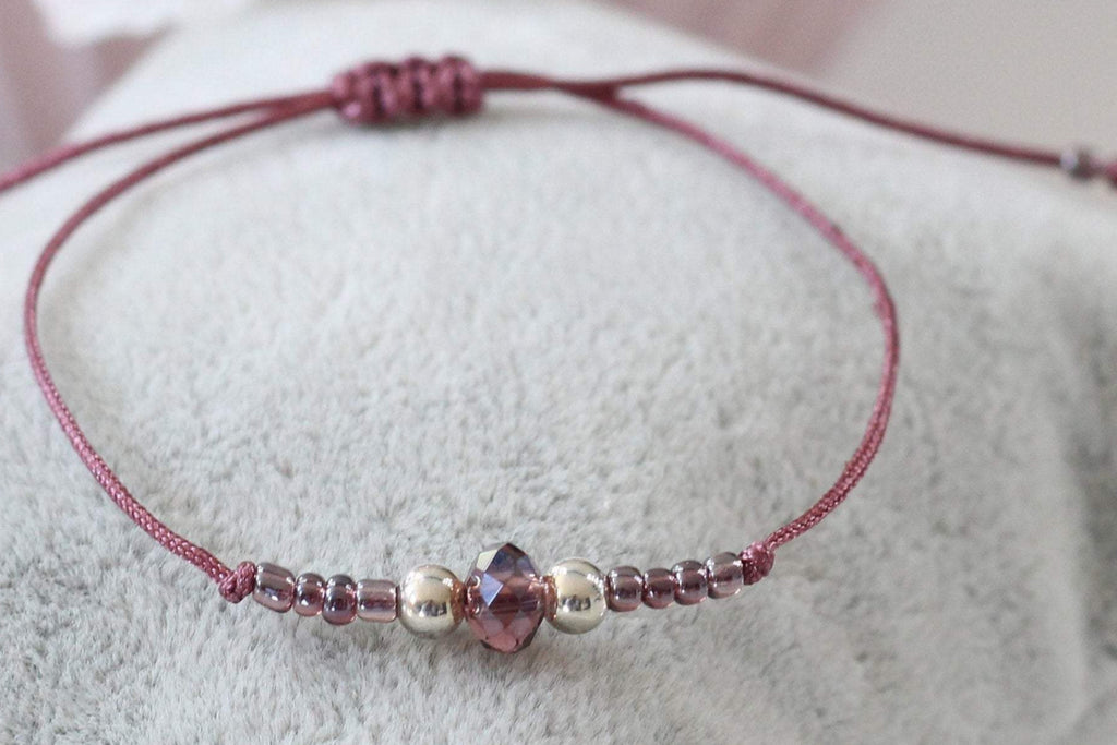 minimalistisches Armband 2 kleine Perlen 925 Silber mit Facettenperle, Makramee Band brombeere