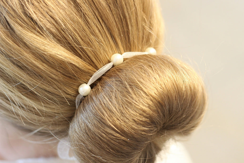Kommunions Accessoire als Haarband mit Perlen in ivory Weiß, mit Schleife als Duttband gebunden