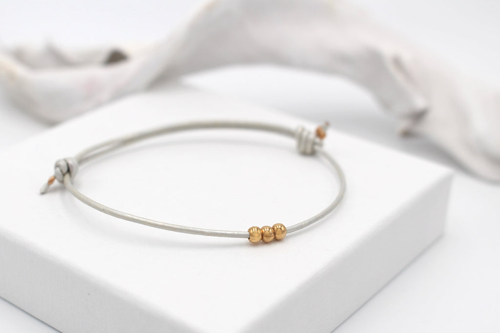 Lederarmband ivory mit 3 Perlen Farbe rosegold, Geschenkidee Freundin Frau Geburtstag