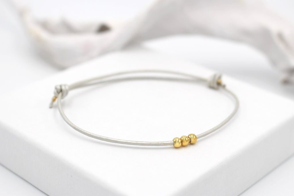 Lederarmband mit Perlen gold und verstellbarem Schiebeknoten Verschluss in ivoryfarben