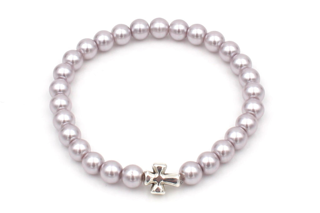 flieder farbene Perlen als Armband und Accessoire zur Kommunion