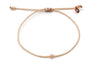 Perlenarmband aus Makramee und einer Perle als Freundschaftsarmband