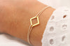 beiges Armband Viereck 925 Silber vergoldet am Handgelenk der Dame getragen