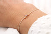 Tragebild von Makramee Armband mit Facetten Perle und 925 Silber Perle in rosegold am Handgelenk der Dame getragen