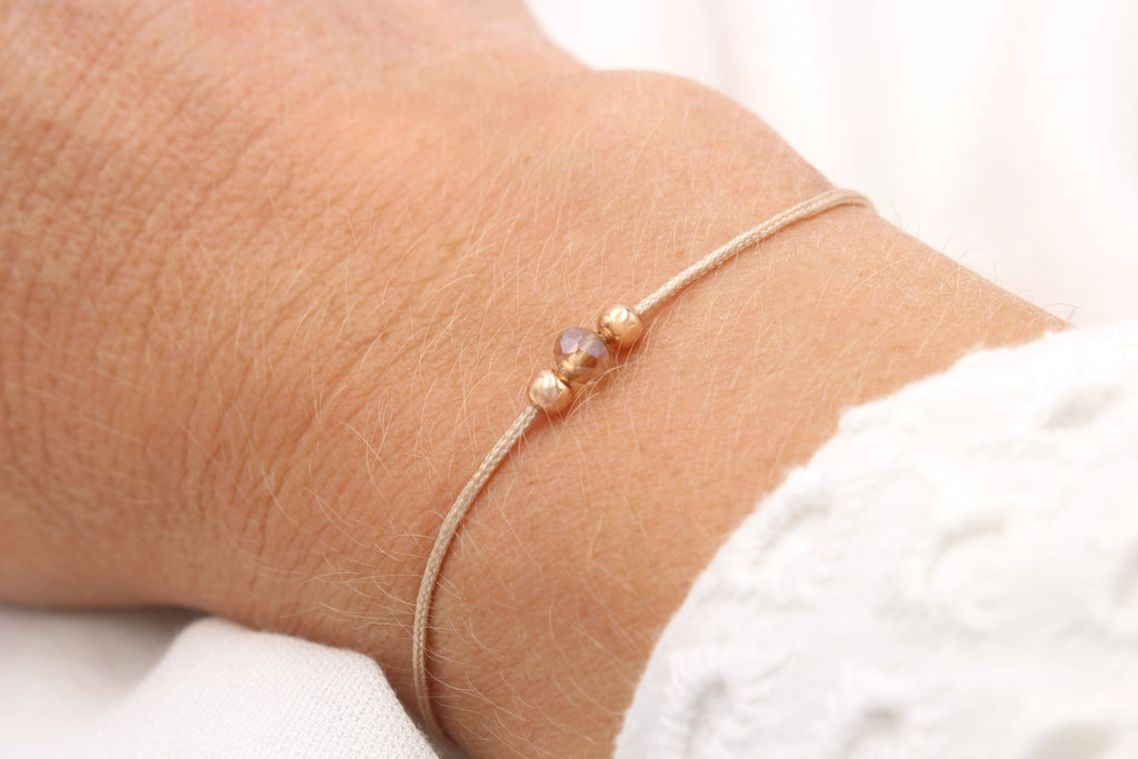 Tragebild von Makramee Armband mit Facetten Perle und 925 Silber Perle in rosegold am Handgelenk der Dame getragen