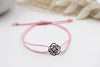 Schwarze Rose als Armband für Damen mit Makrameeband in rosa