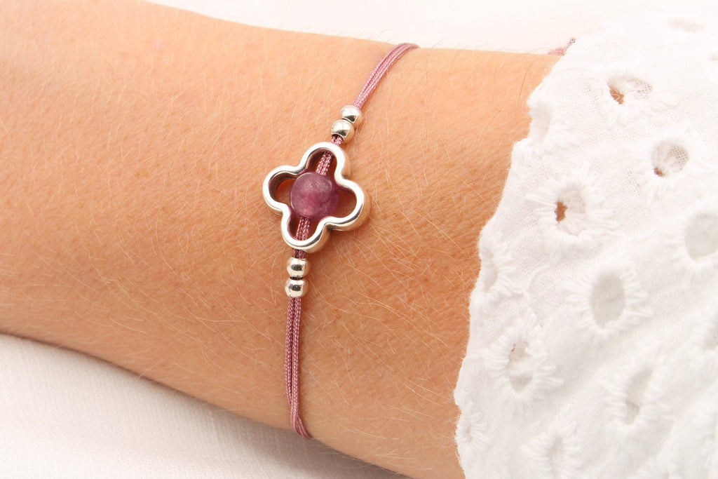 Makramee Armband mit Metall Blume in silberfarben und einer Natursteinperle in altrose am Handgelenk getragen