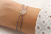 graues Makramee Armband kleine Rose silber am Handgelenk der Dame getragen