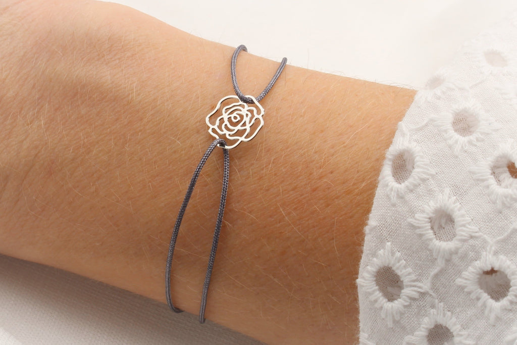 graues Makramee Armband kleine Rose silber am Handgelenk der Dame getragen