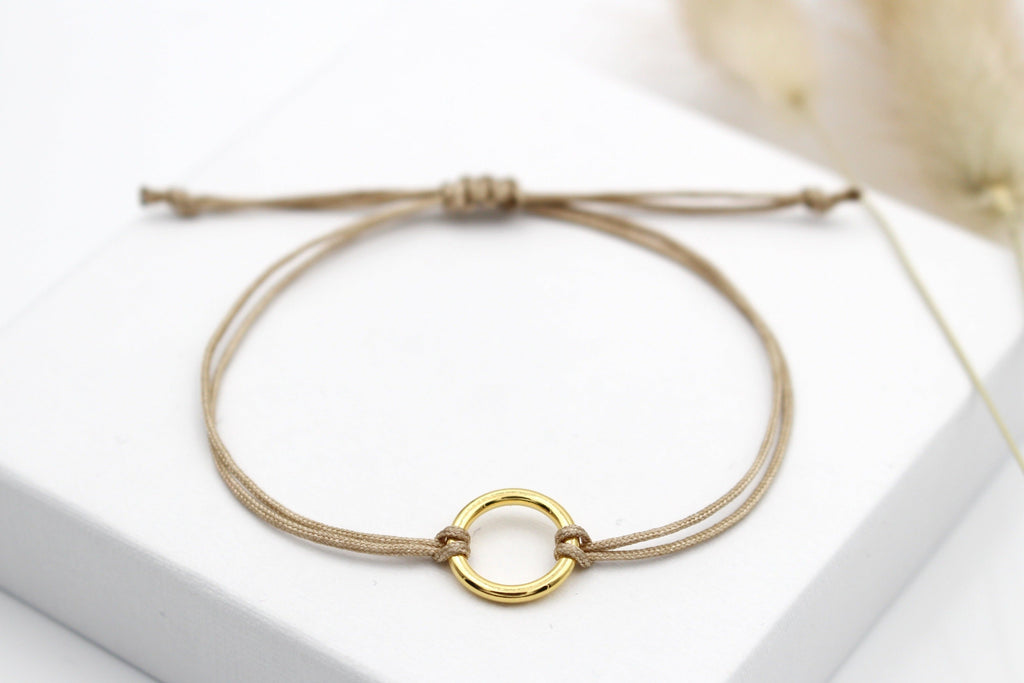 Makramee Armband Kreis in gold, silber oder rosegoldfarben und geflochtenem Makramee Verschluss