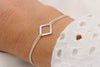 creme farbenes Armband Makramee mit  leerem Viereck in 925 Silber am Handgelenk der Frau