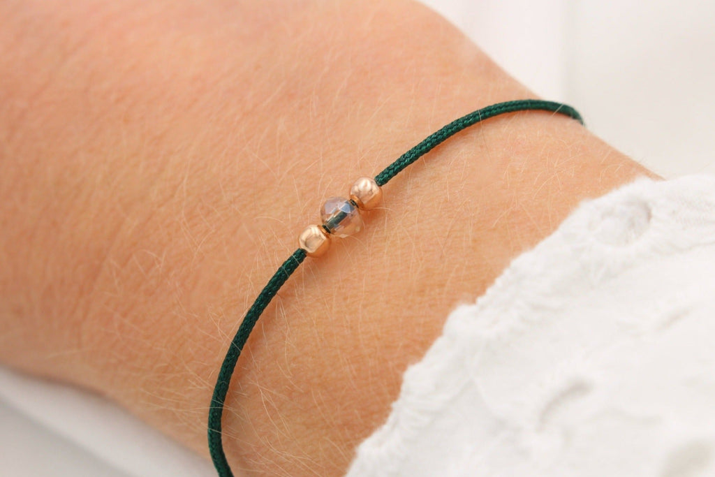 Tragefoto Makramee Armband grün mit Perlen 925 Silber rosé vergoldet am Handgelenk der Frau getragen
