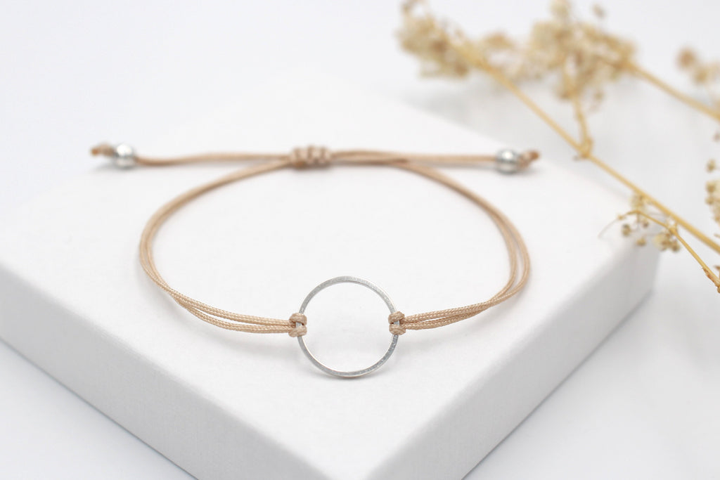 rosenholz farbenes Makramee Armband mit zartem Kreis Anhänger in silberfarben