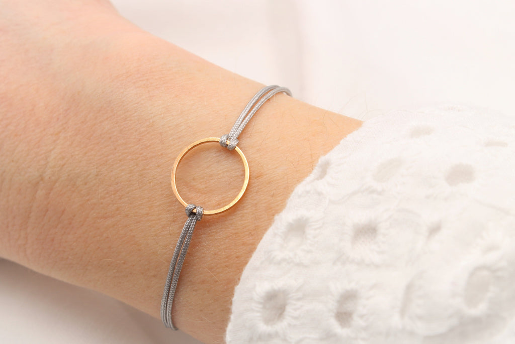 Makramee Armband Kreis goldfarben als Freundschaftsarmband am Handgelenk getragen