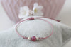 Makrameearmband 2 kleine Perlen 925 Silber in brombeere und Natursteinperle dunkel rose