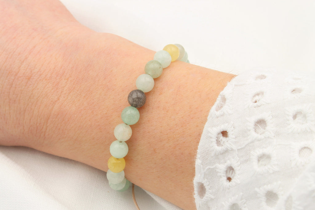 Makramee Armband mit Naturstein Perlen in türkis Grün