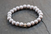 graues Perlenarmband mit Buddha Kopf in silberfarben